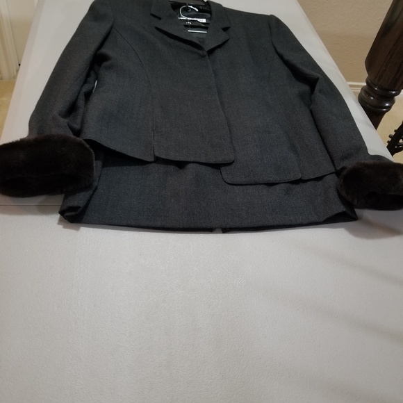 Dark gray Novella Bloom suit with detachable fur cuff - Picture 4 of 7